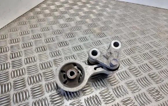 Mazda 6 Engine mount bracket